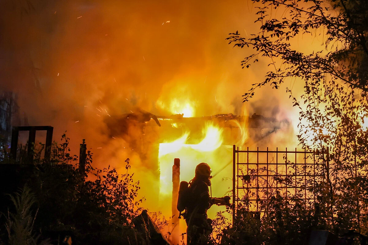 Feuerwehreinsatz im Landkreis Zwickau: Gartenlaube gerät in Vollbrand