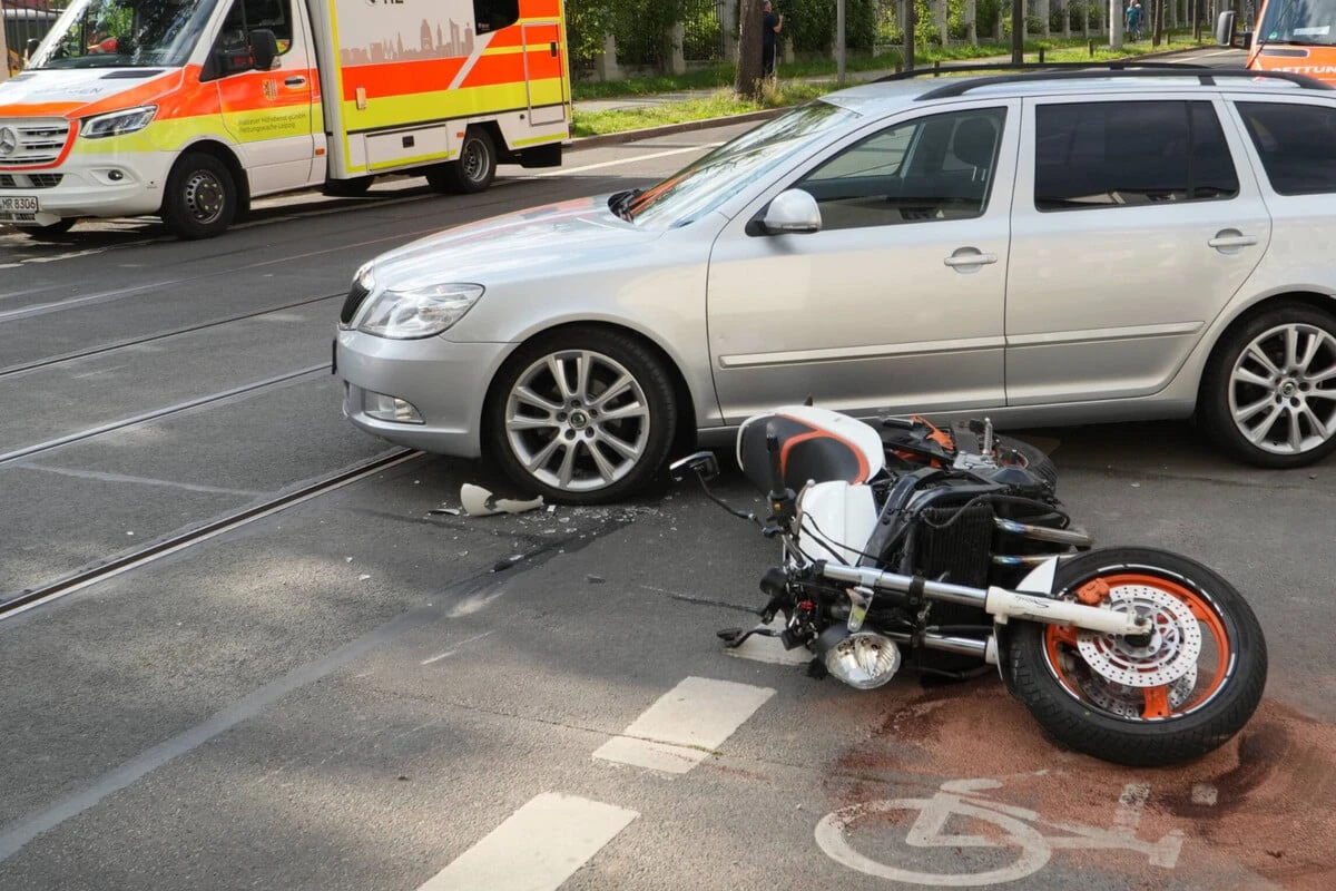 Autofahrerin übersieht Motorrad im Leipziger Süden: Biker verletzt