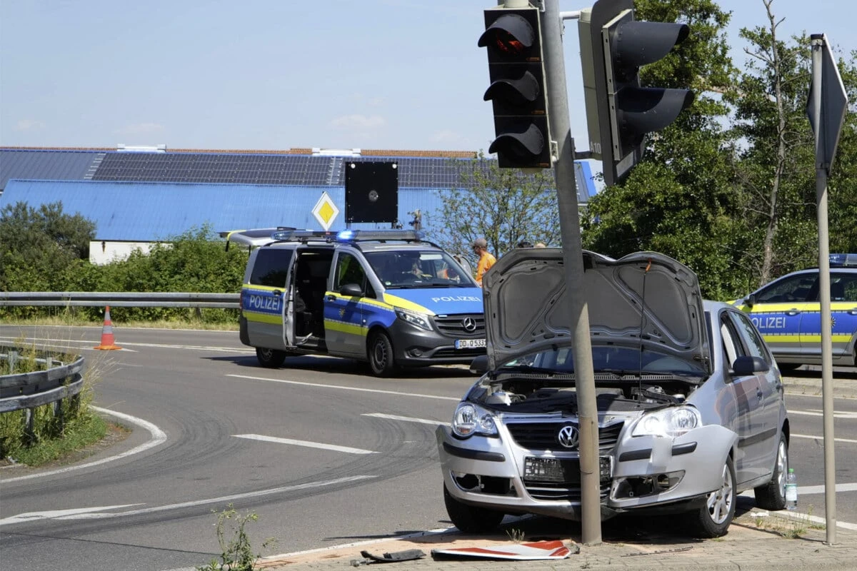 Unfall am Zwenkauer See: Rentner kracht gegen Ampel