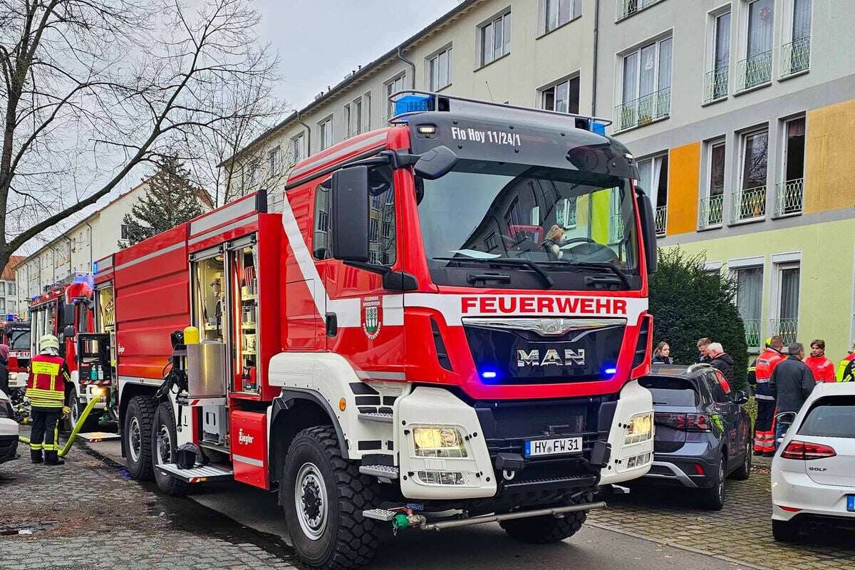 Frau muss bei Brand in Mehrfamilienhaus gerettet werden