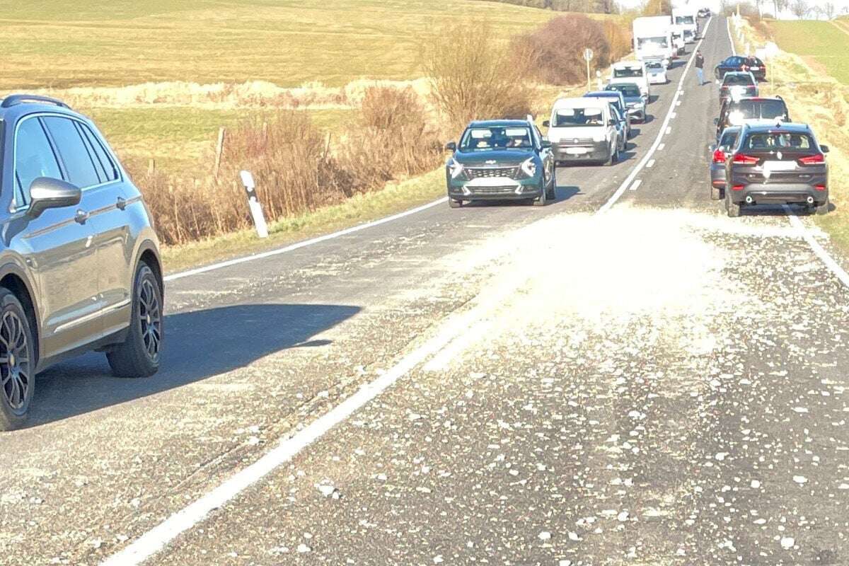 Acht Autos kaputt: Lkw verliert tonnenweise Frostschutz