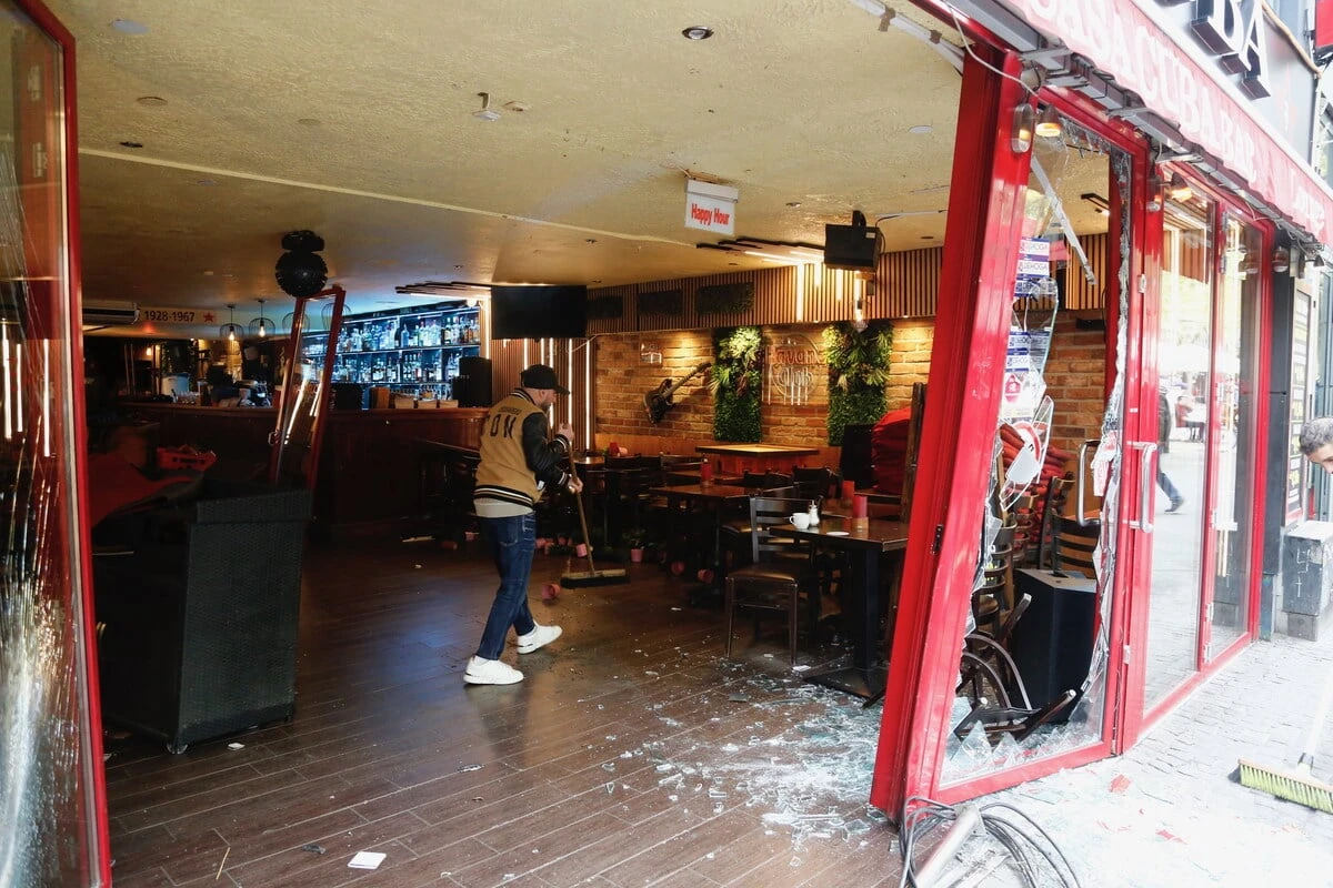 Kurioser Crash: Rentner begeht Fahrfehler und landet in einer Bar