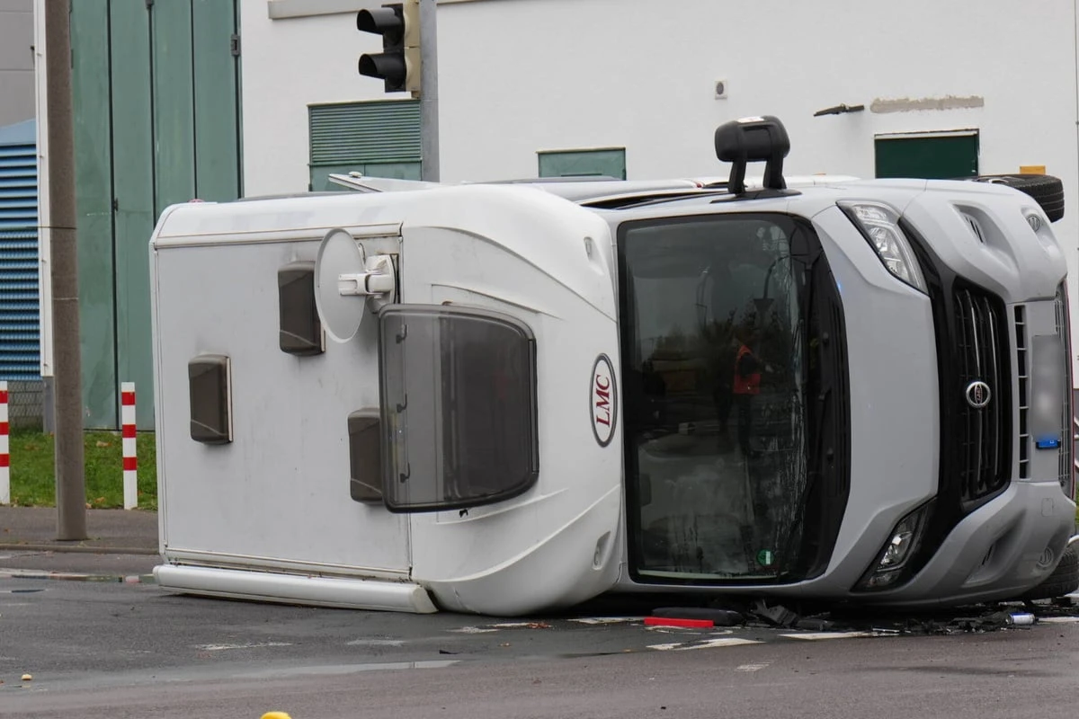 Heftiger Kreuzungs-Crash in Leipzig: Wohnmobil landet auf der Seite
