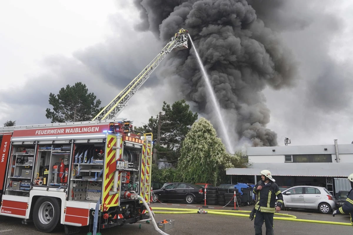 Obwohl Brand in Autowerkstatt eigentlich schon gelöscht war: Feuerwehr muss wieder ausrücken