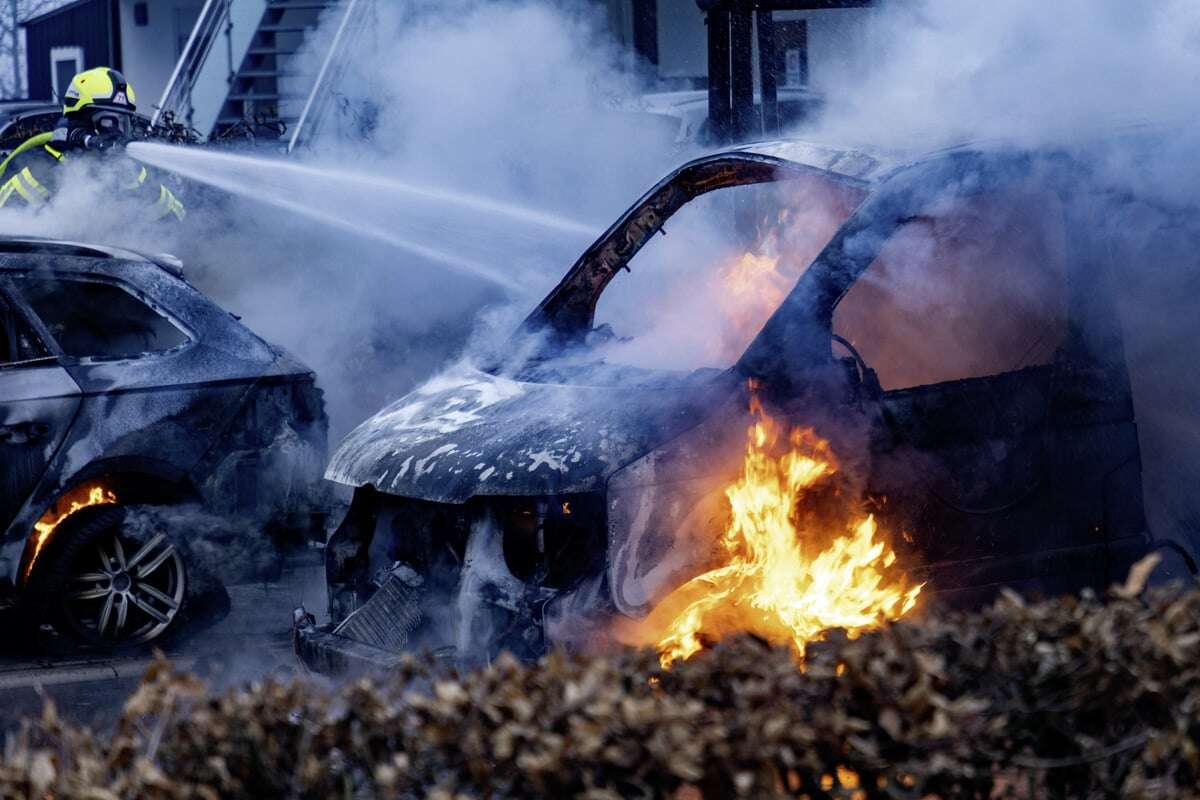 Während der Fahrt: VW-Bus mit vierköpfiger Familie geht plötzlich in Flammen auf!