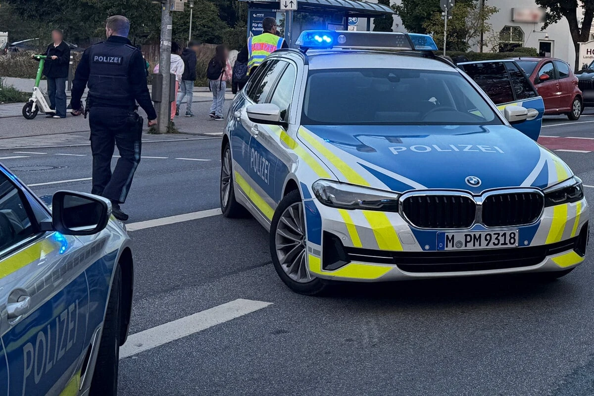 Großeinsatz in München: Brand sorgt für Straßensperrung, verletzte Person gefunden