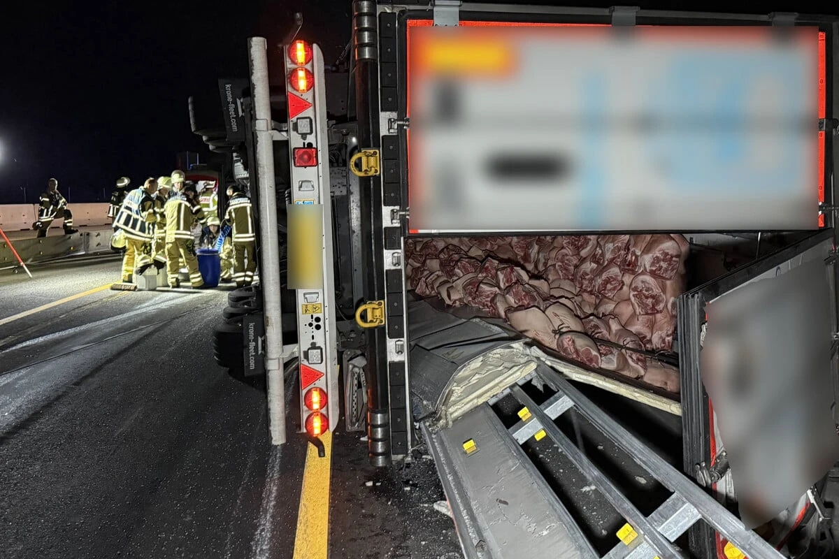 Fleisch-Lkw kippt um: Bis zu 200.000 Euro Schaden