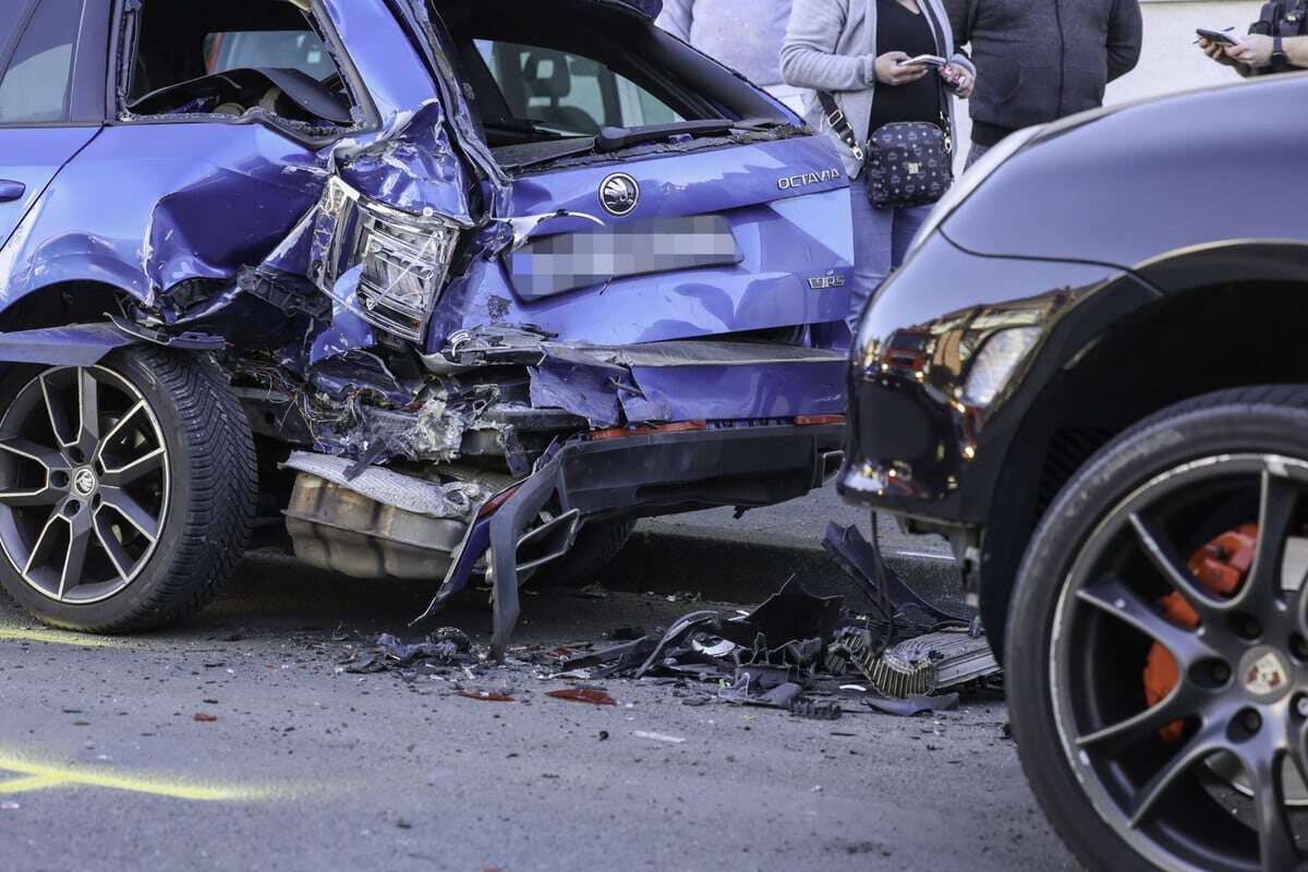 Unfall in Solingen: Porsche-SUV hinterlässt Spur der Verwüstung