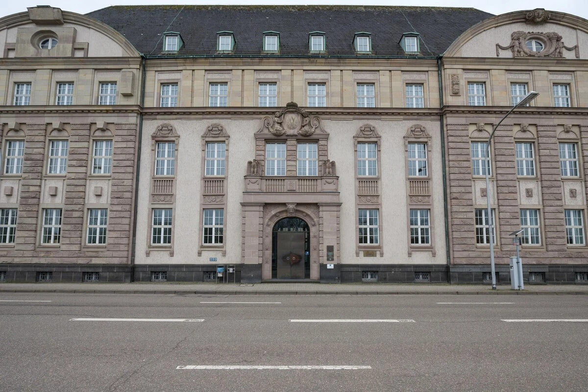 Sträfling springt nach Urteilsverkündung aus Fenster und entkommt