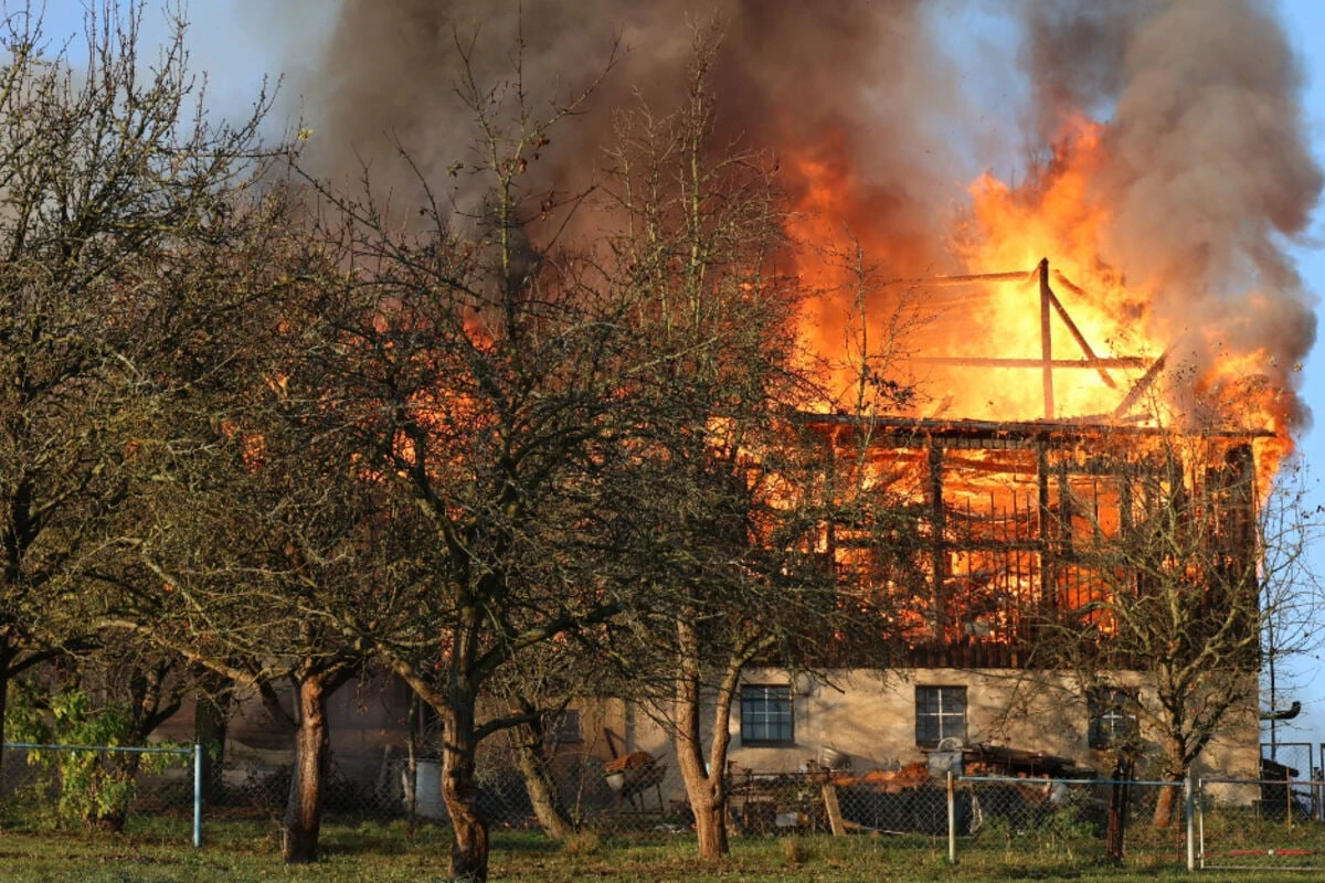Großeinsatz im Erzgebirge: Scheune und Geräteschuppen in Brand