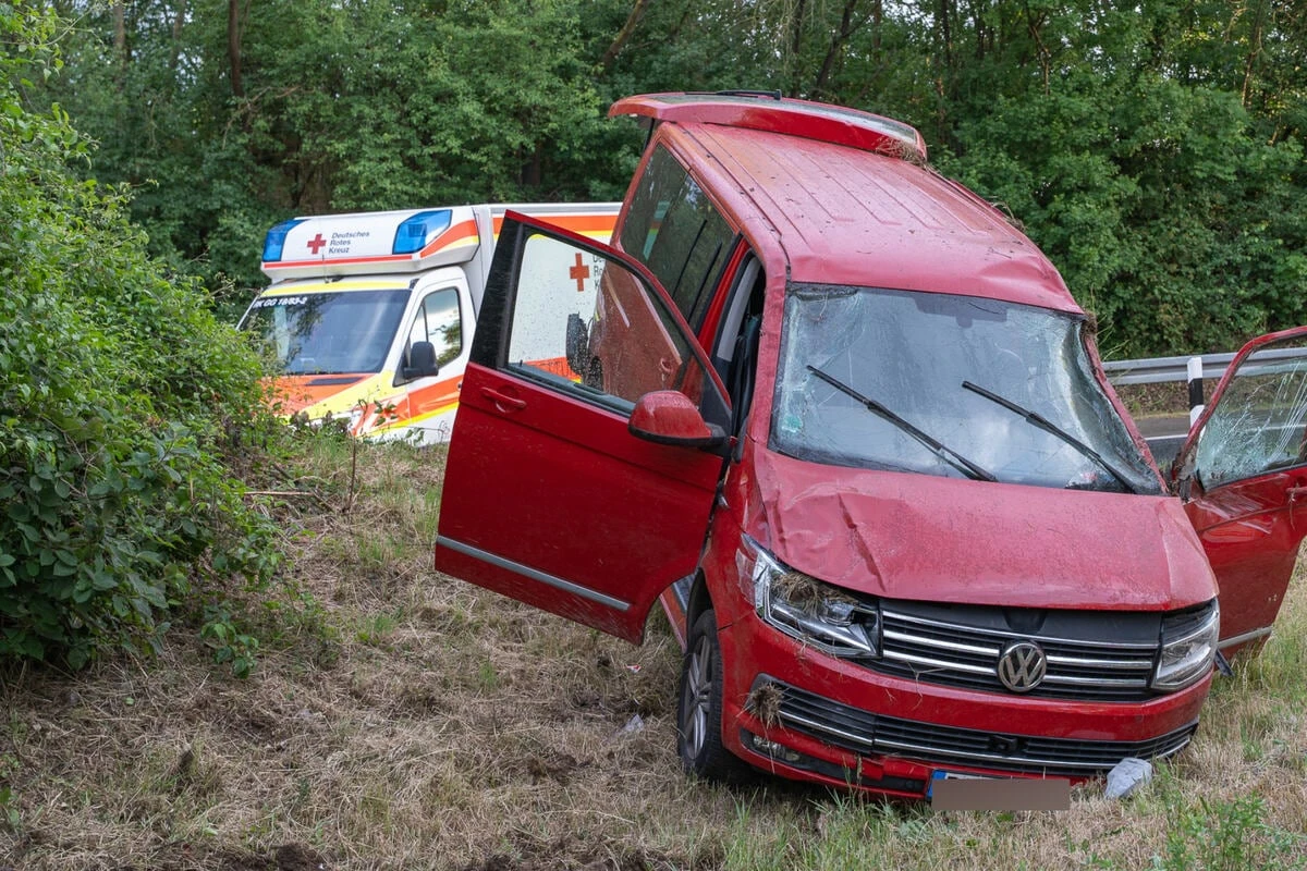 Sonntagsausfahrt endet schmerzhaft: Gruppe Jugendlicher überschlägt sich mit Kleinbus
