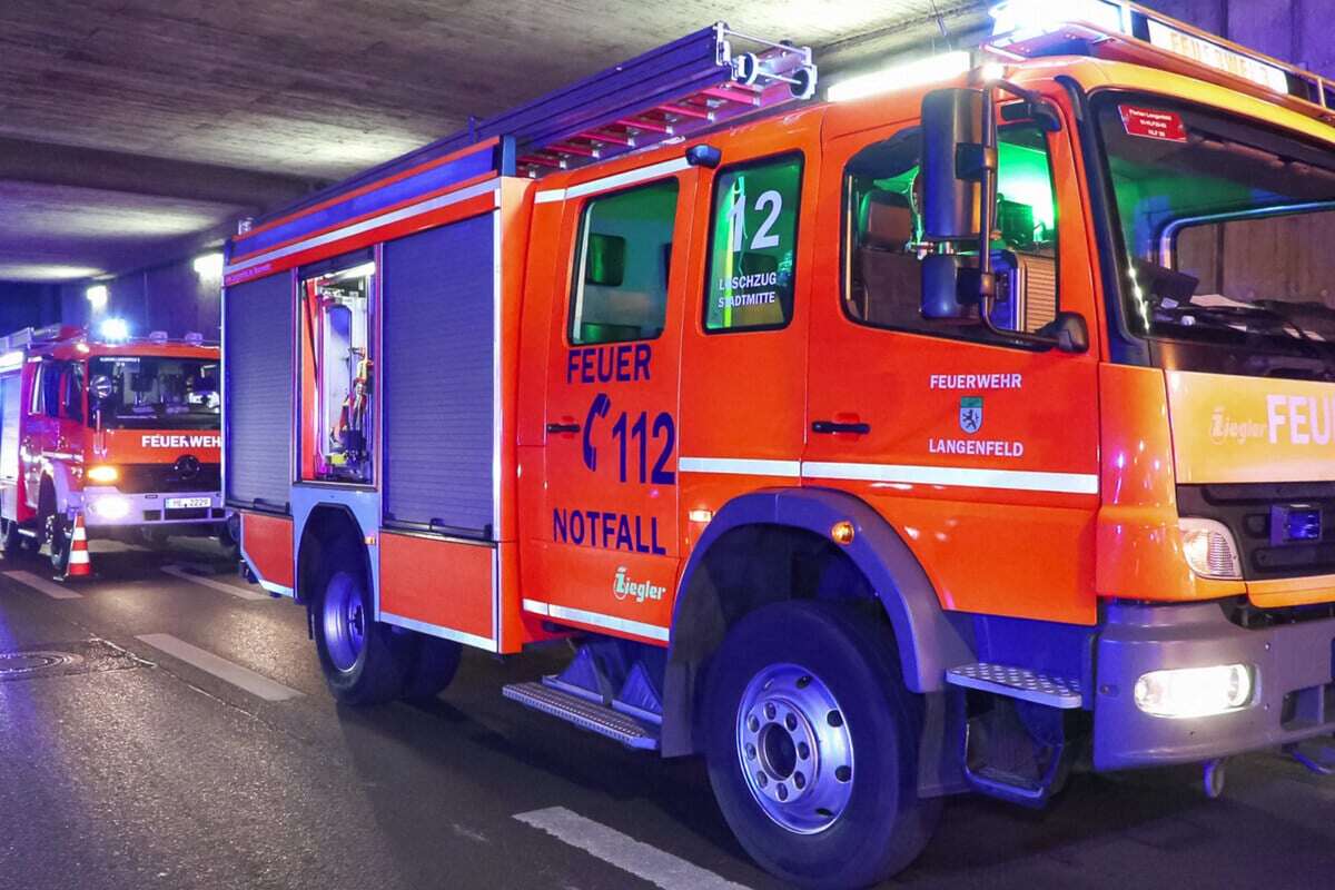 Feuerwehr im Großeinsatz: Lagerhalle steht in Flammen