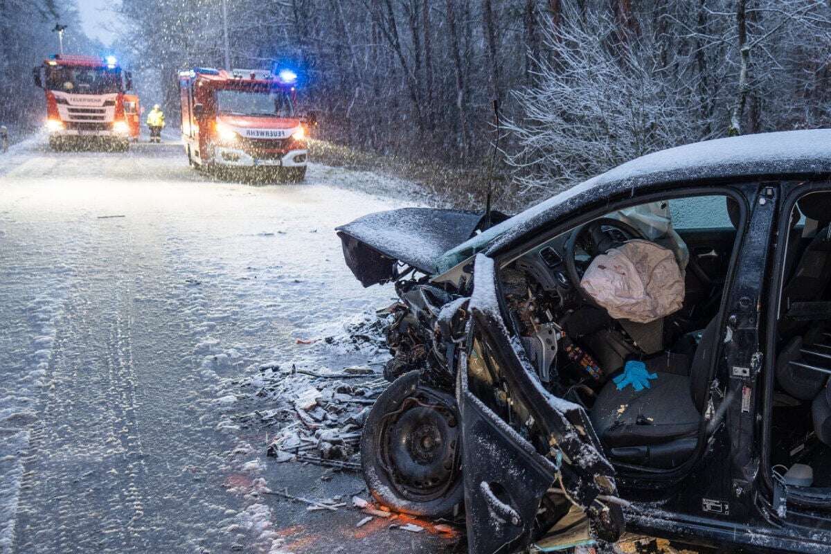 Fahranfänger verunglückt auf glatter Straße: Zwei Personen schwer verletzt