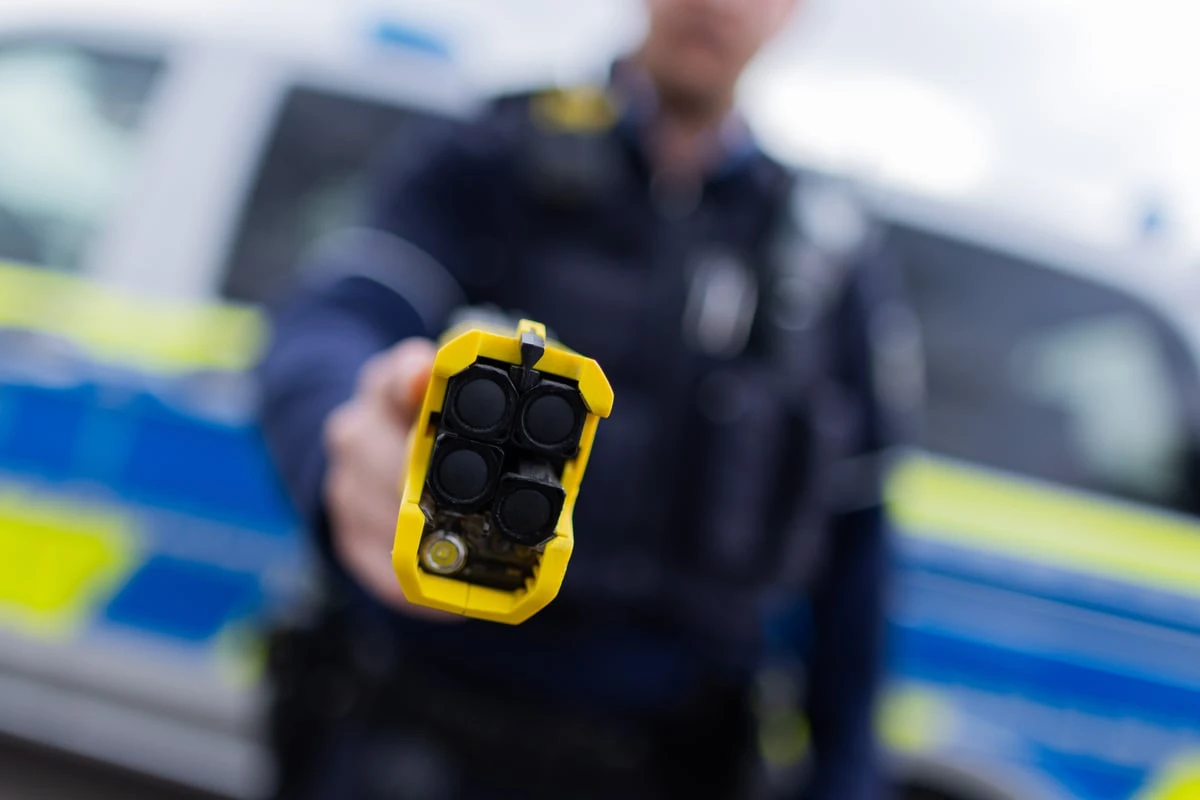 Polizei tasert Suff-Schuhwerfer