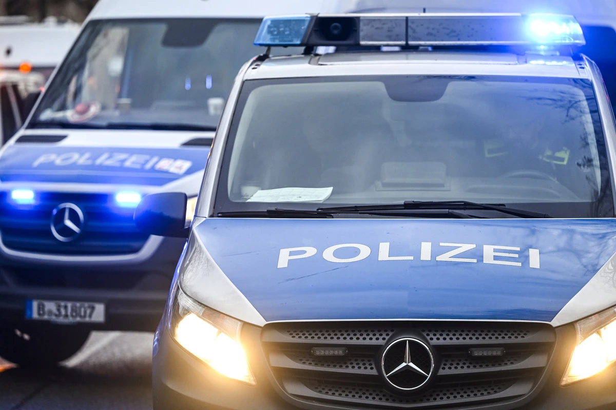 SEK-Einsatz in Prenzlauer Berg: Mann hantiert auf Balkon mit Waffe
