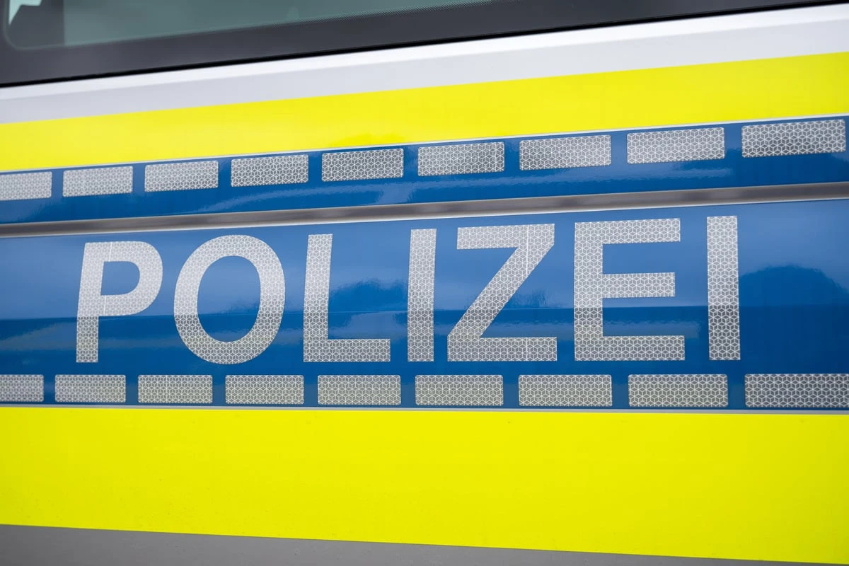 Mann lässt nach Unfall Skoda-Fahrer verletzt zurück, seine Flucht endet im Straßengraben