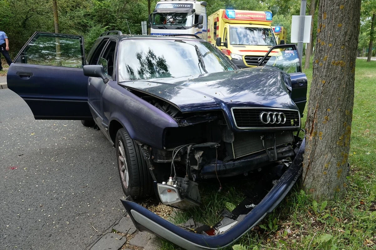 Unfall mit Totalschaden: Rentnerin fährt gegen Baum