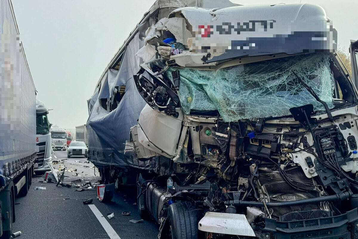 Schwerer Lkw-Crash auf A6 sorgt für Staus und Chaos