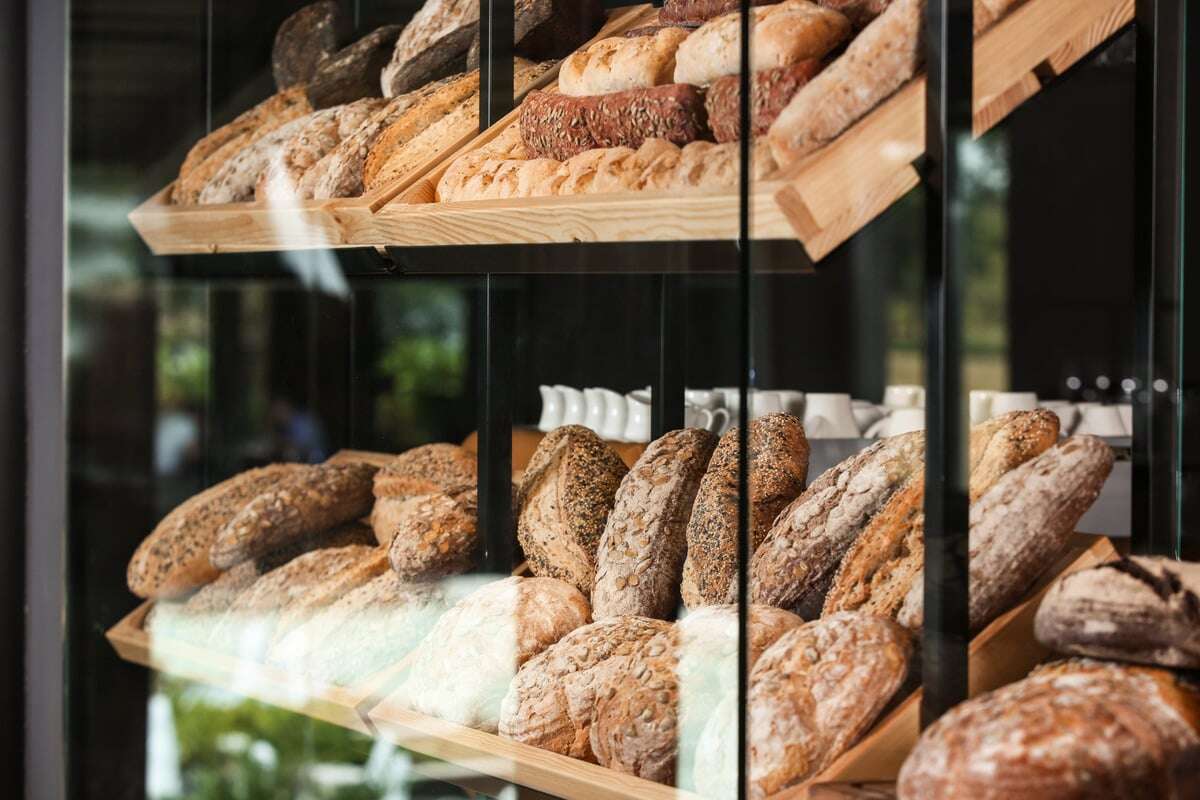 Kurioser Raub in Bäckerei: 60-Jährige bestellt Brot und Tasse Kaffee, dann zieht sie ein Messer!