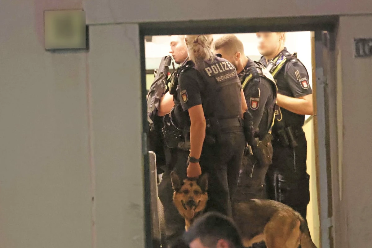 Massen-Streit löst Großeinsatz aus: Polizei findet Axt und Schlagstöcke