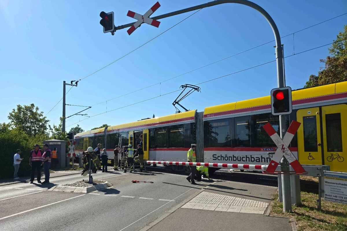 Person will Gleise überqueren und wird von Zug erfasst: Schwer verletzt!
