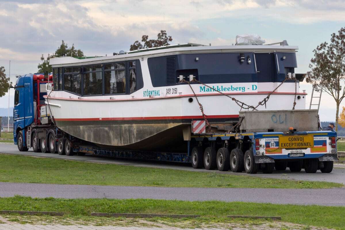 Schiff reist auf der Straße von See zu See: Ausgemusterte 