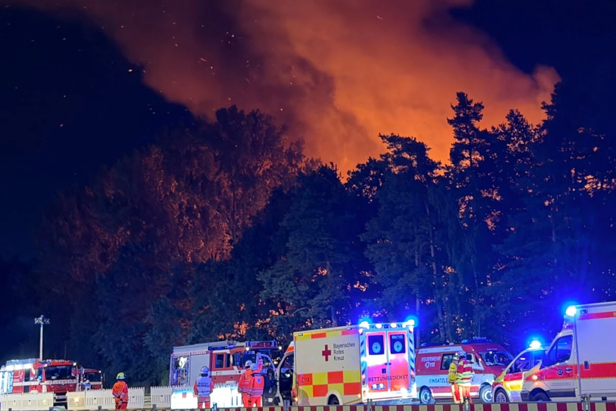 Waldbrand hält Einsatzkräfte in Atem: Konzert abgebrochen, Kripo ermittelt