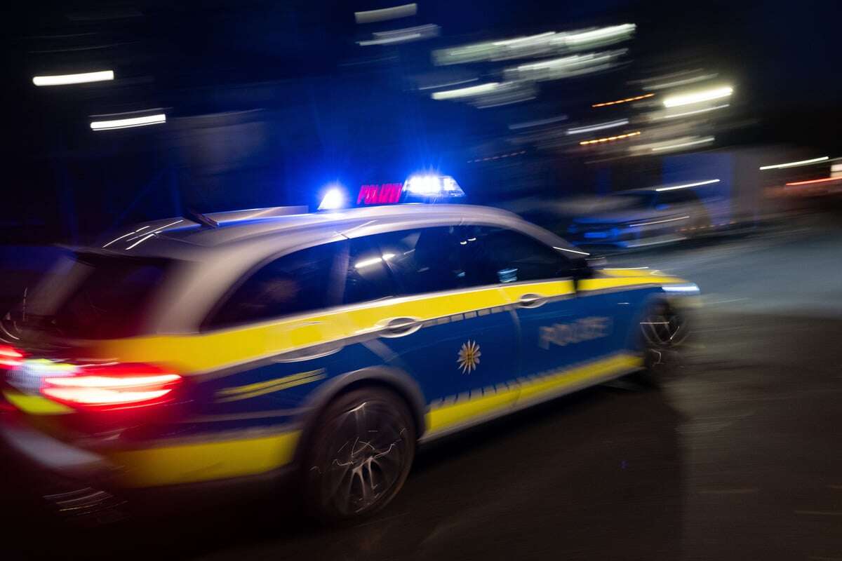 Polizei rätselt nach Autounfall: Warum lag ein Mann auf der Straße?