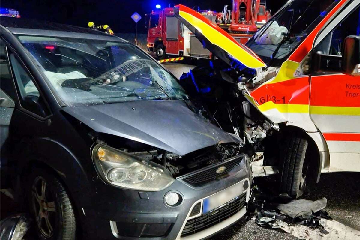 Bei Trier: Rettungswagen und voll besetzter Ford kollidieren frontal