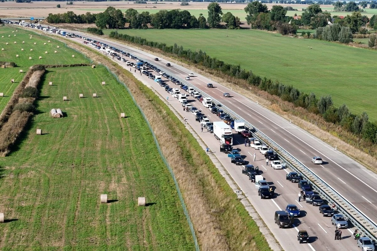 Doppel-Unfall sorgt für Mega-Stau auf der A24: Autofahrer brauchen Geduld