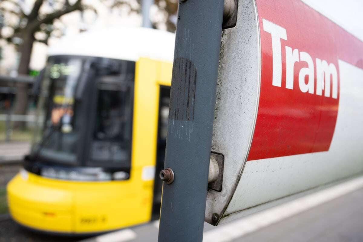 Mann stürzt auf Bahngleise, dann wird es brenzlig!