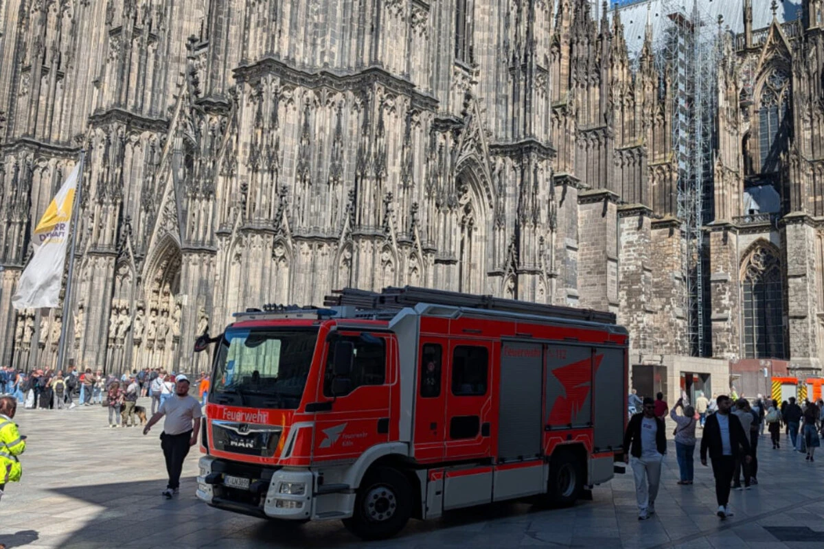 Kölner Dom komplett geräumt! Feuerwehr hat Einsatz abgebrochen