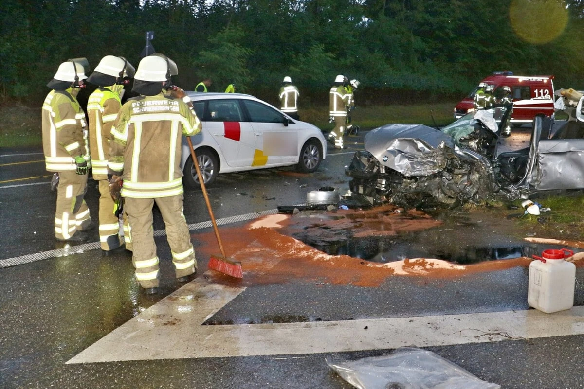 Vier Autos verunfallen bei Stuttgart auf B10: Zwei Menschen schwer verletzt