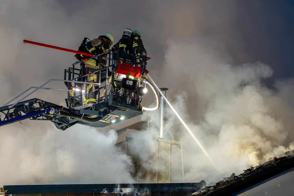 Blitz schlägt in Wohnhaus ein: Millionen-Schaden nach Brand