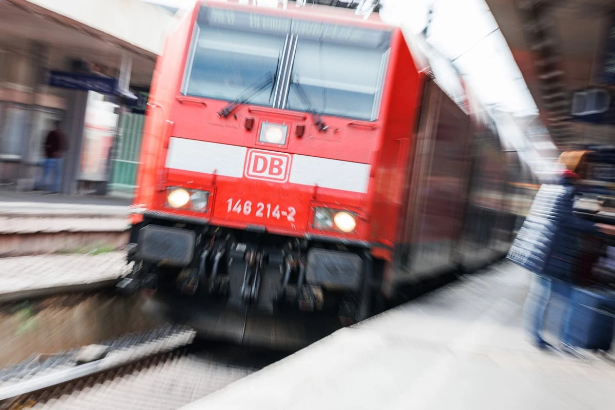 Schock im Regionalzug: 66-Jähriger lässt vor Frau plötzlich seine Hose runter