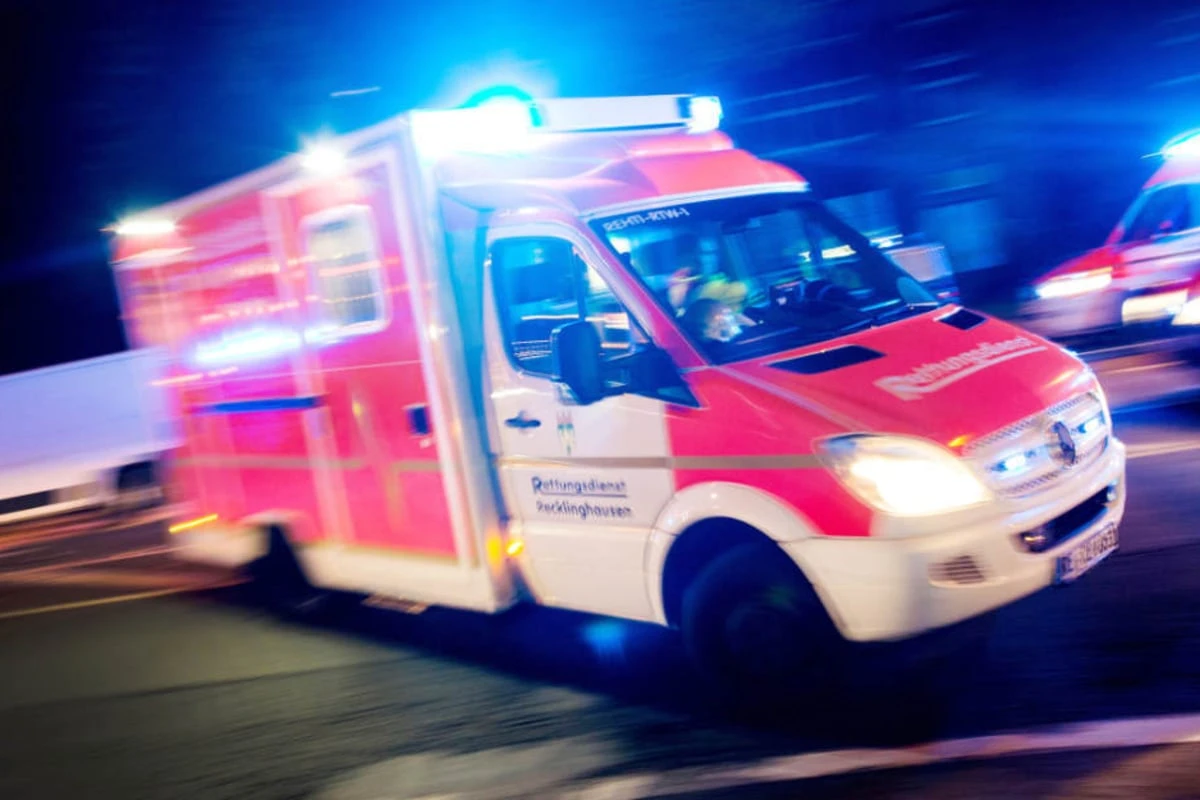 Radfahrer knallt mit Kopf auf Beton und prügelt auf Sanitäter ein