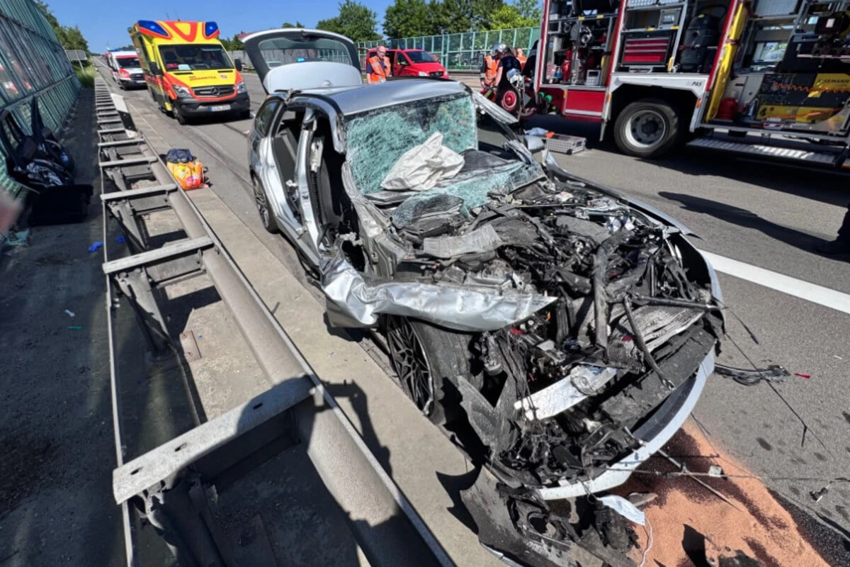 Auffahrunfall auf A4: Autoinsasse muss aus BMW befreit werden