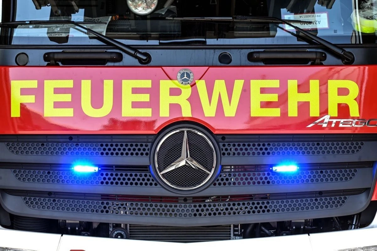 Auto gerät unter Lastwagen und wird 400 Meter mitgeschleift: Ehepaar verletzt