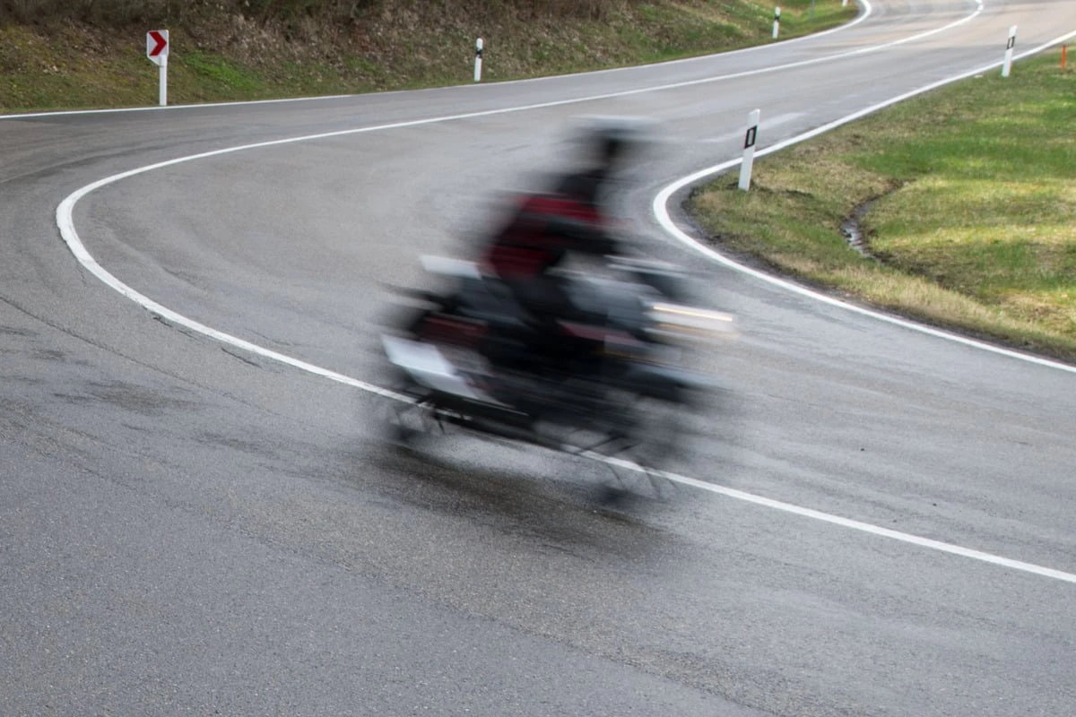 Tödlicher Crash in Köln: Biker wird gegen Baum geschleudert und stirbt