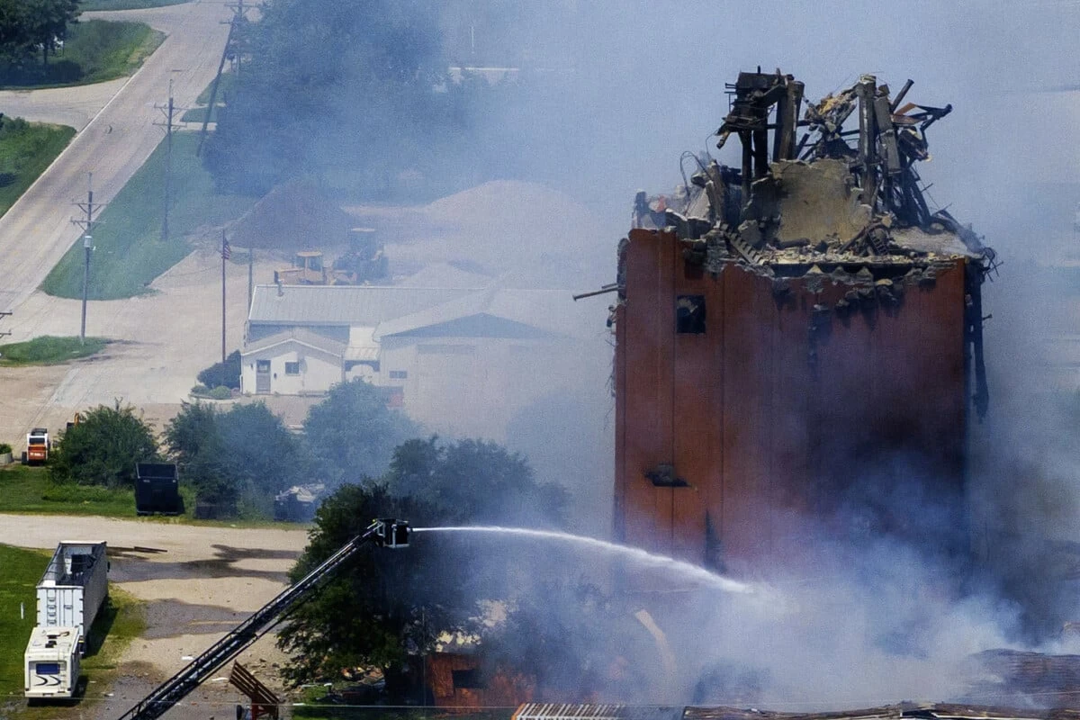 Drei Menschen nach Explosion in Holz-Fabrik vermisst