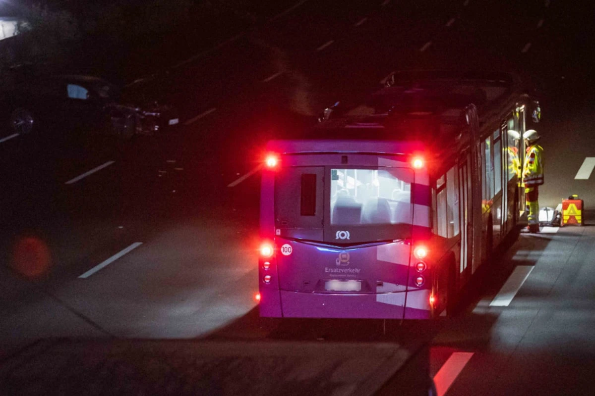Horrorcrash auf A3 in Köln: Motorradfahrer von Bus überrollt!