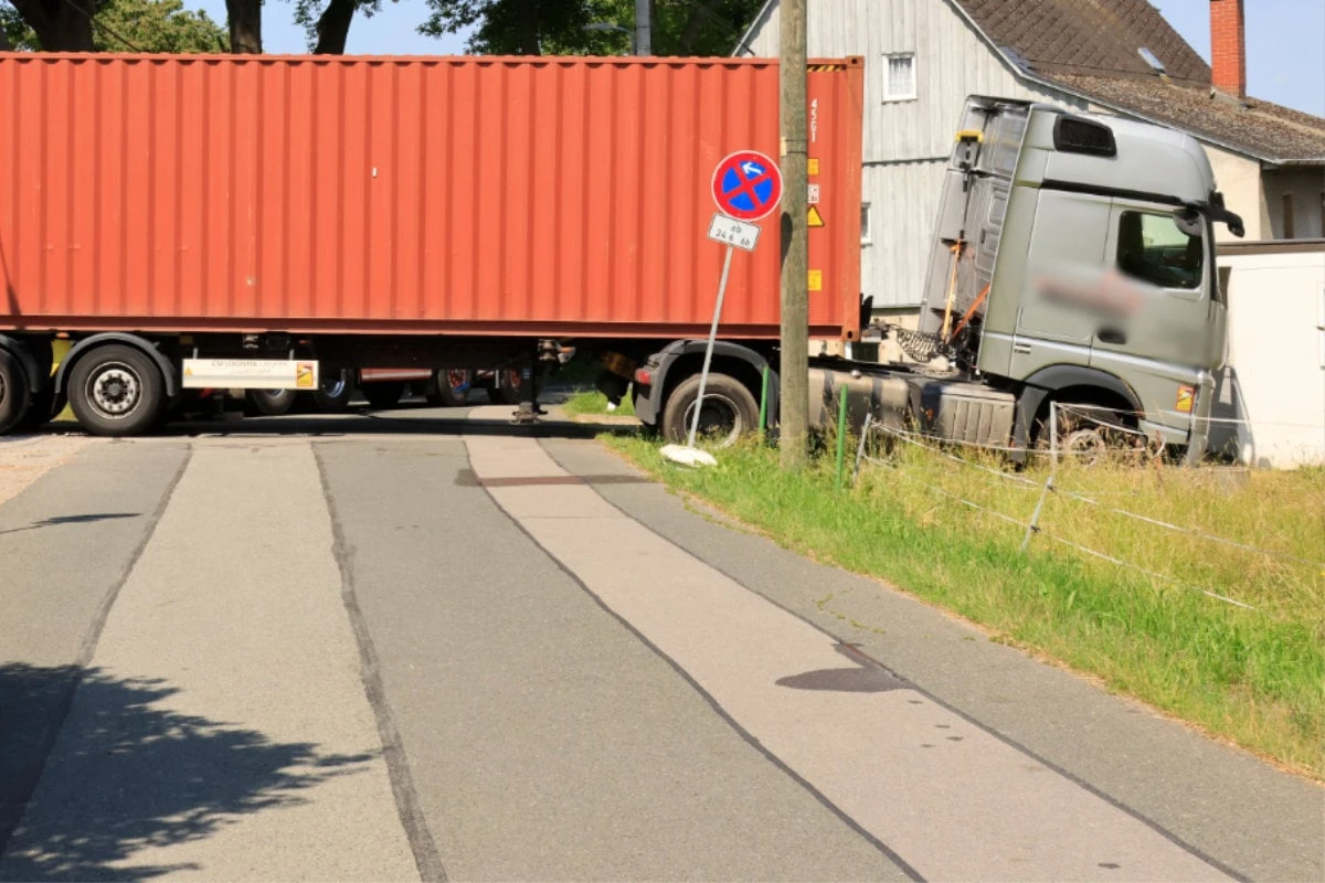Straße in Chemnitz nach Unfall blockiert: Lkw landet auf Grundstück