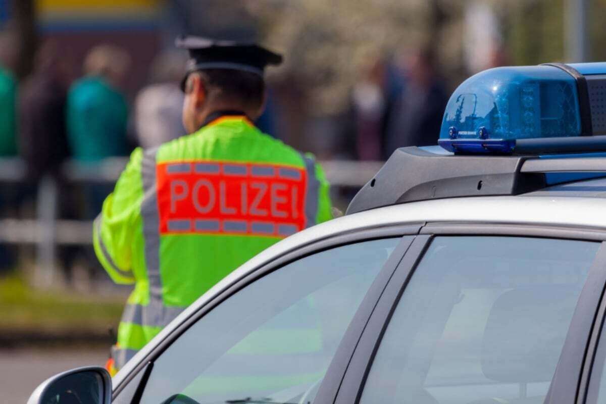 13-Jähriger mit Auto unterwegs, Vater sitzt daneben: Polizei greift ein!