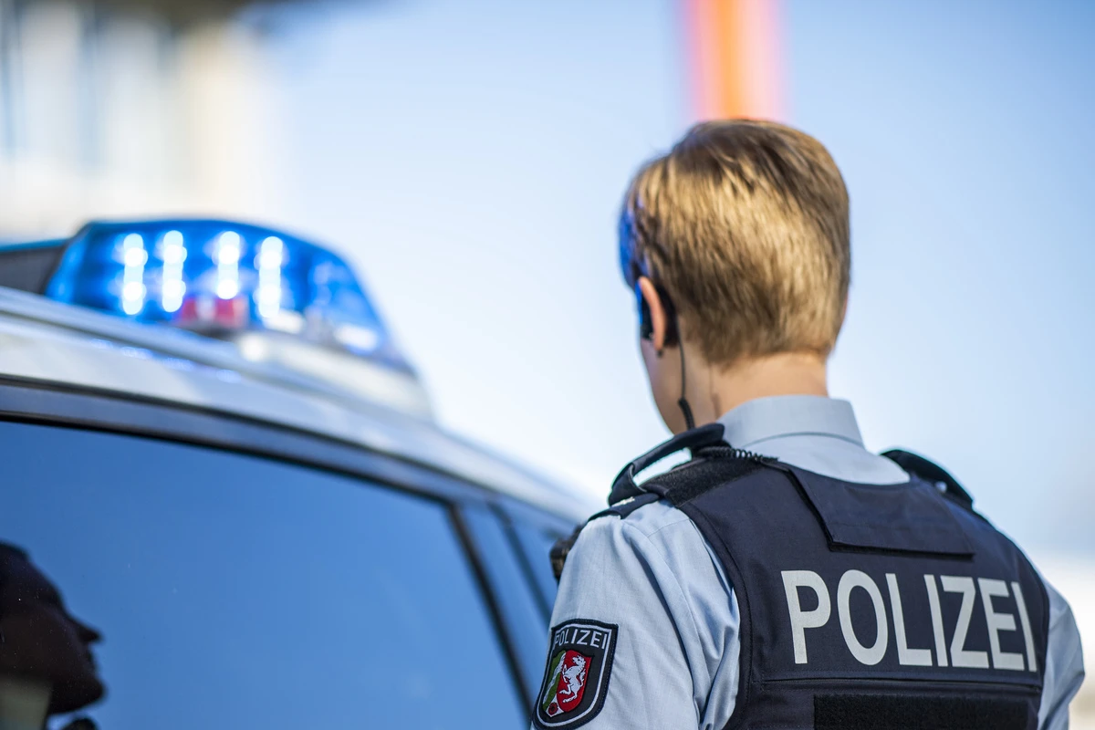 Männer liefern sich Schlägerei mit Schlagstock: Passanten müssen eingreifen
