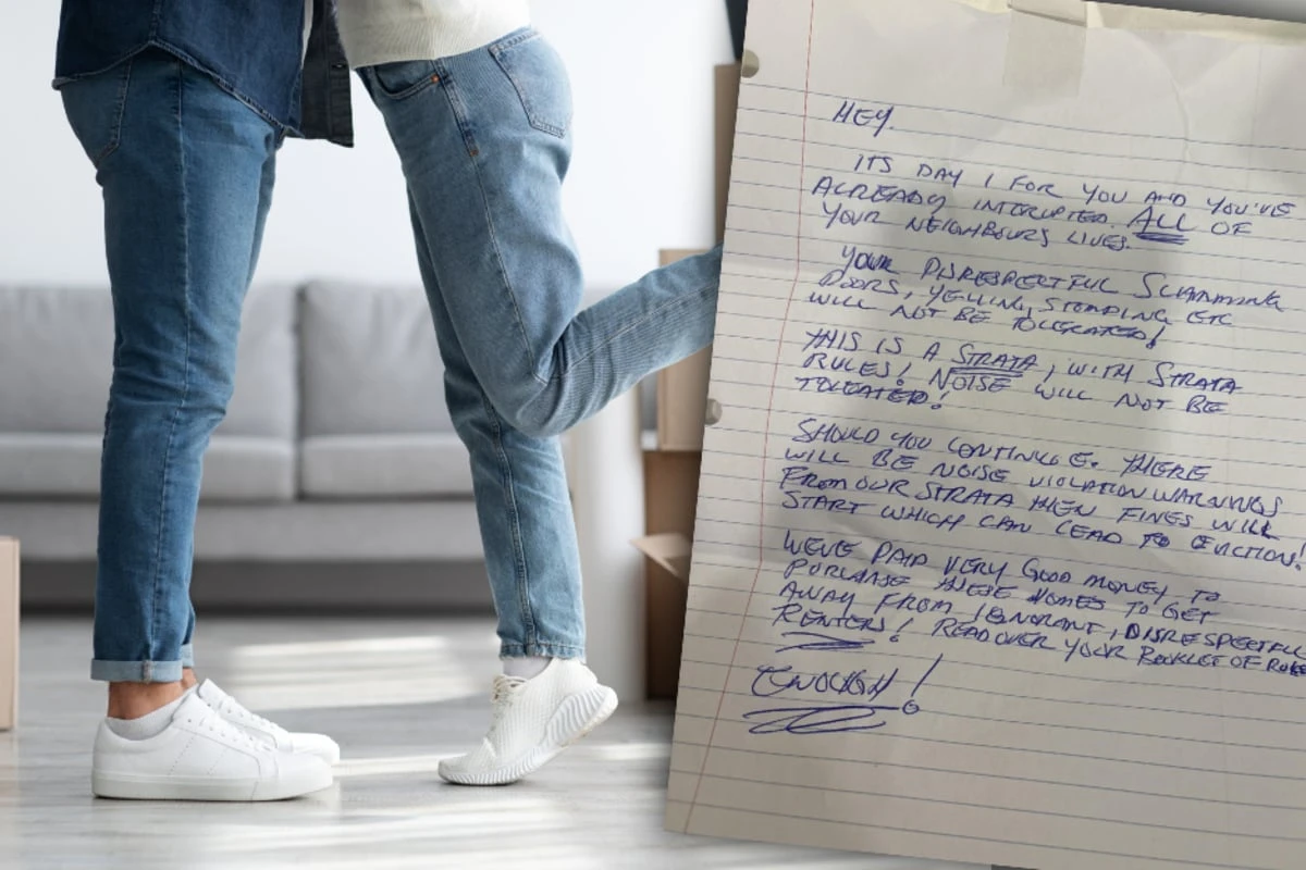 Paar zieht in erste gemeinsame Wohnung, doch dann finden sie diesen Zettel