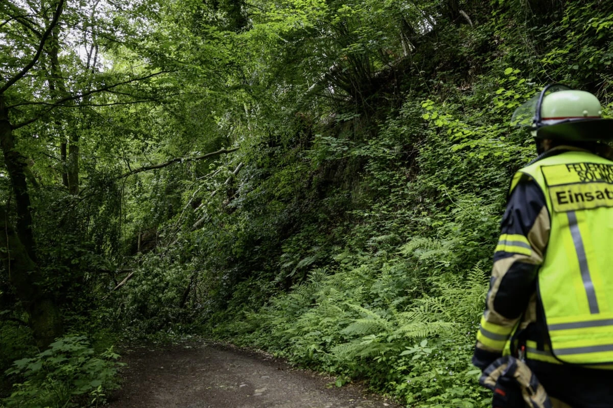 Lebensgefahr! Feuerwehr warnt vor Betreten von beliebtem Wanderweg in NRW