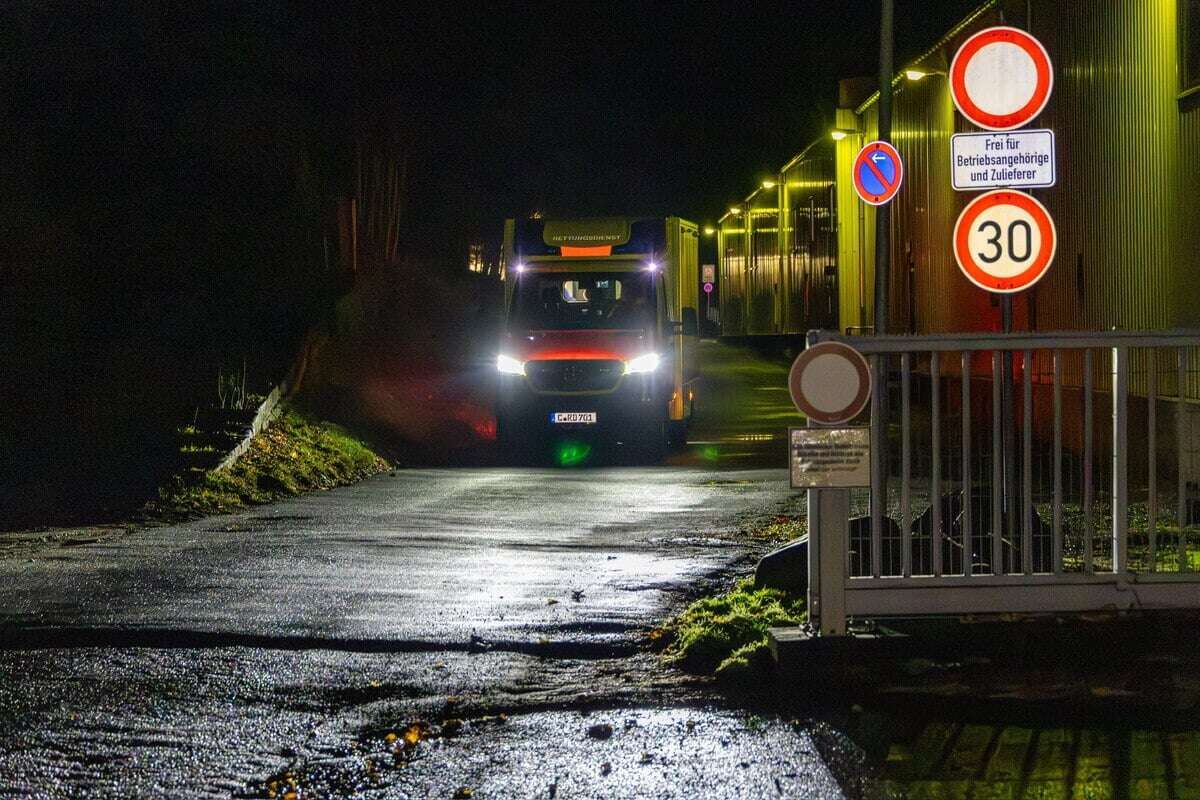 Feuer an Maschine in Firma ausgebrochen: Vier Mitarbeiter verletzt