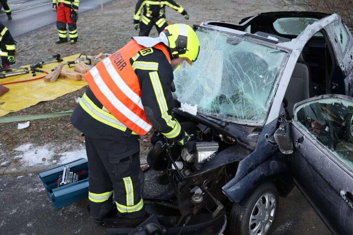 Zwei Schwerverletzte bei schlimmem Crash: Feuerwehr muss Teenager aus Microcar befreien