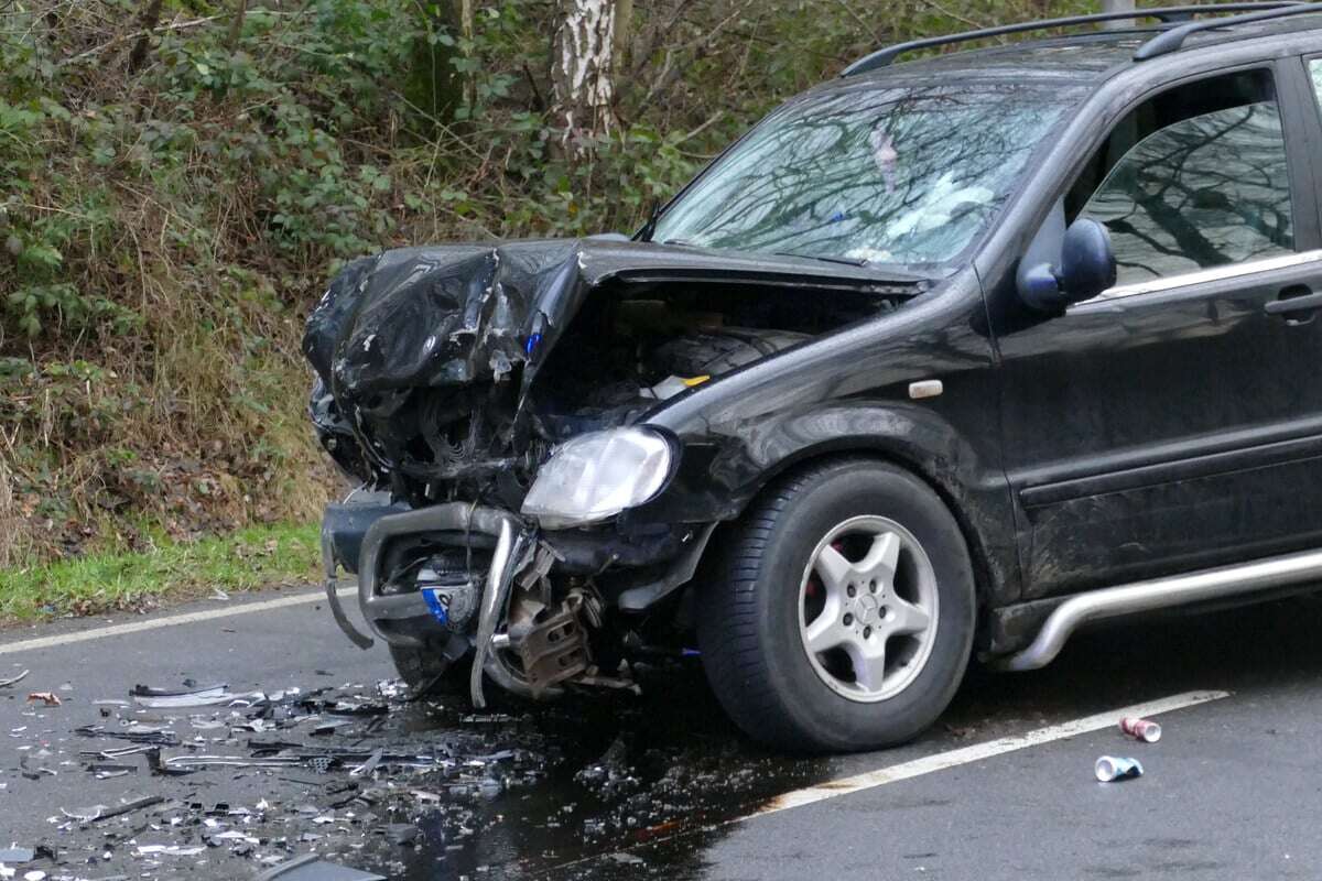 Frontal-Crash in Eitorf: Zwei Menschen bei Unfall schwer verletzt