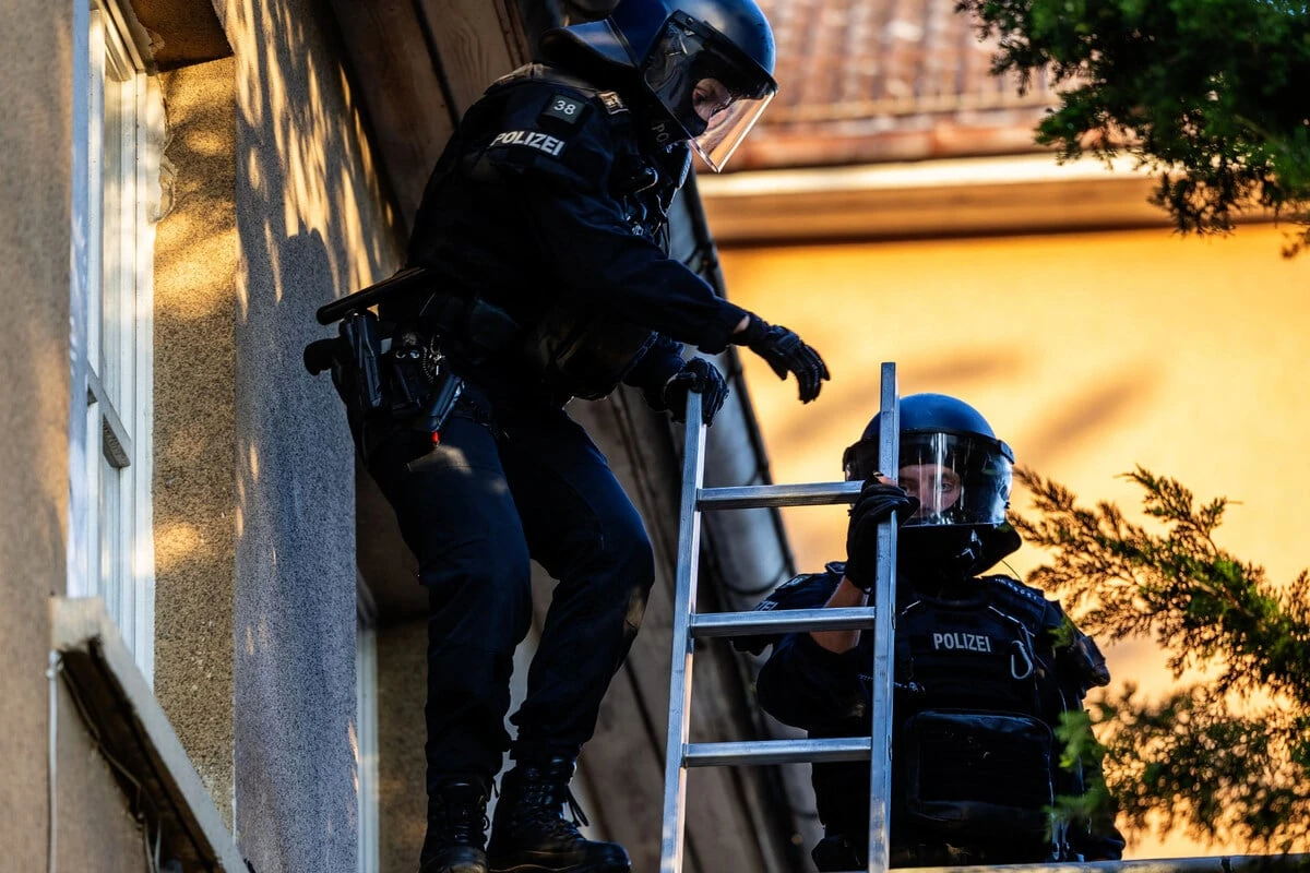 Polizei-Großeinsatz in Gießen: Von Aktivisten besetztes Uni-Gebäude wird geräumt